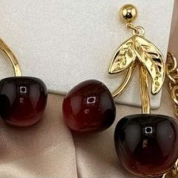 NWT ⚜️🍒⚜️ Piper K Gorgeous Golden Tone Cherry Earrings - Picture 8 of 14